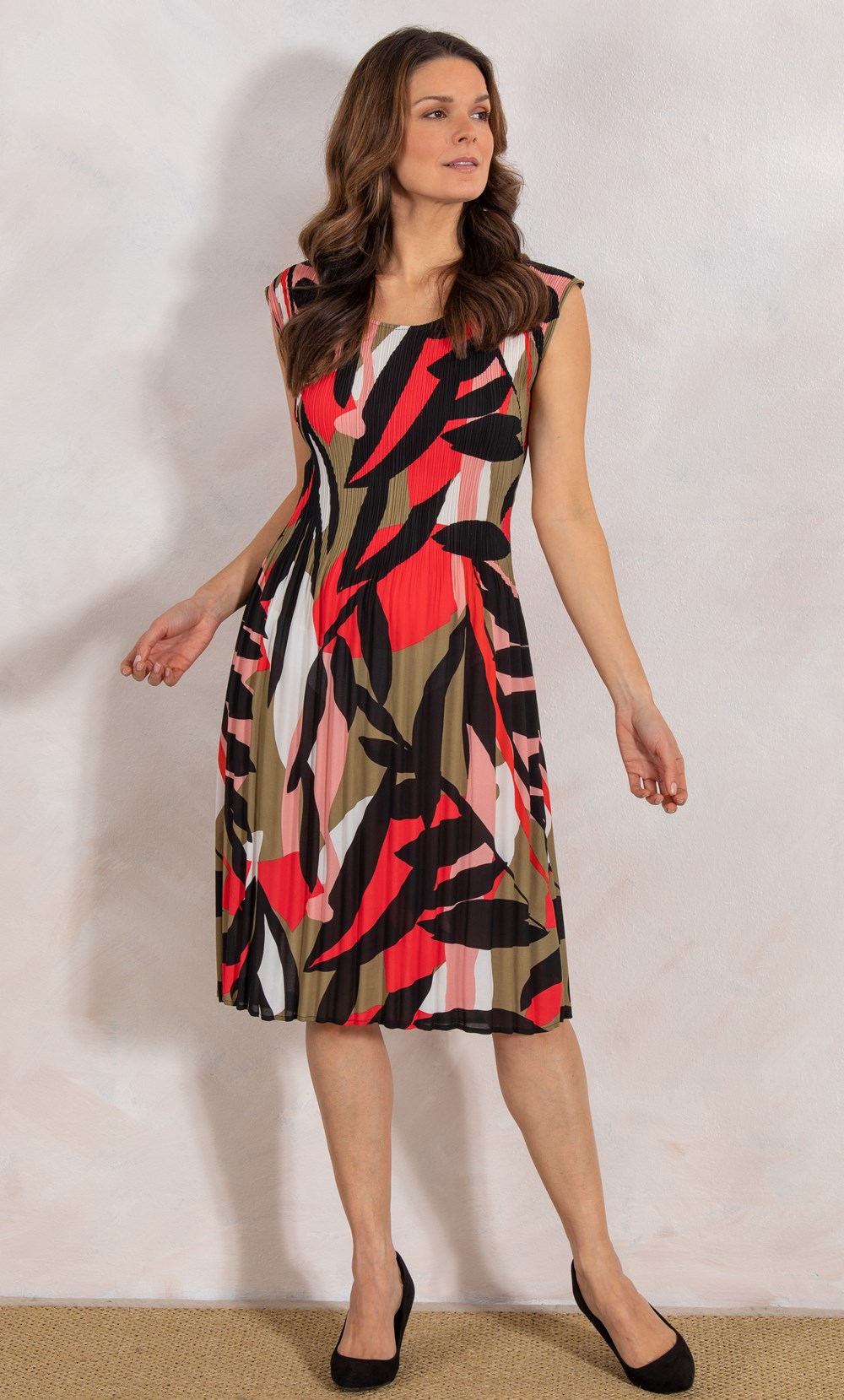 Pleated Leaf Print Sleeveless Dress