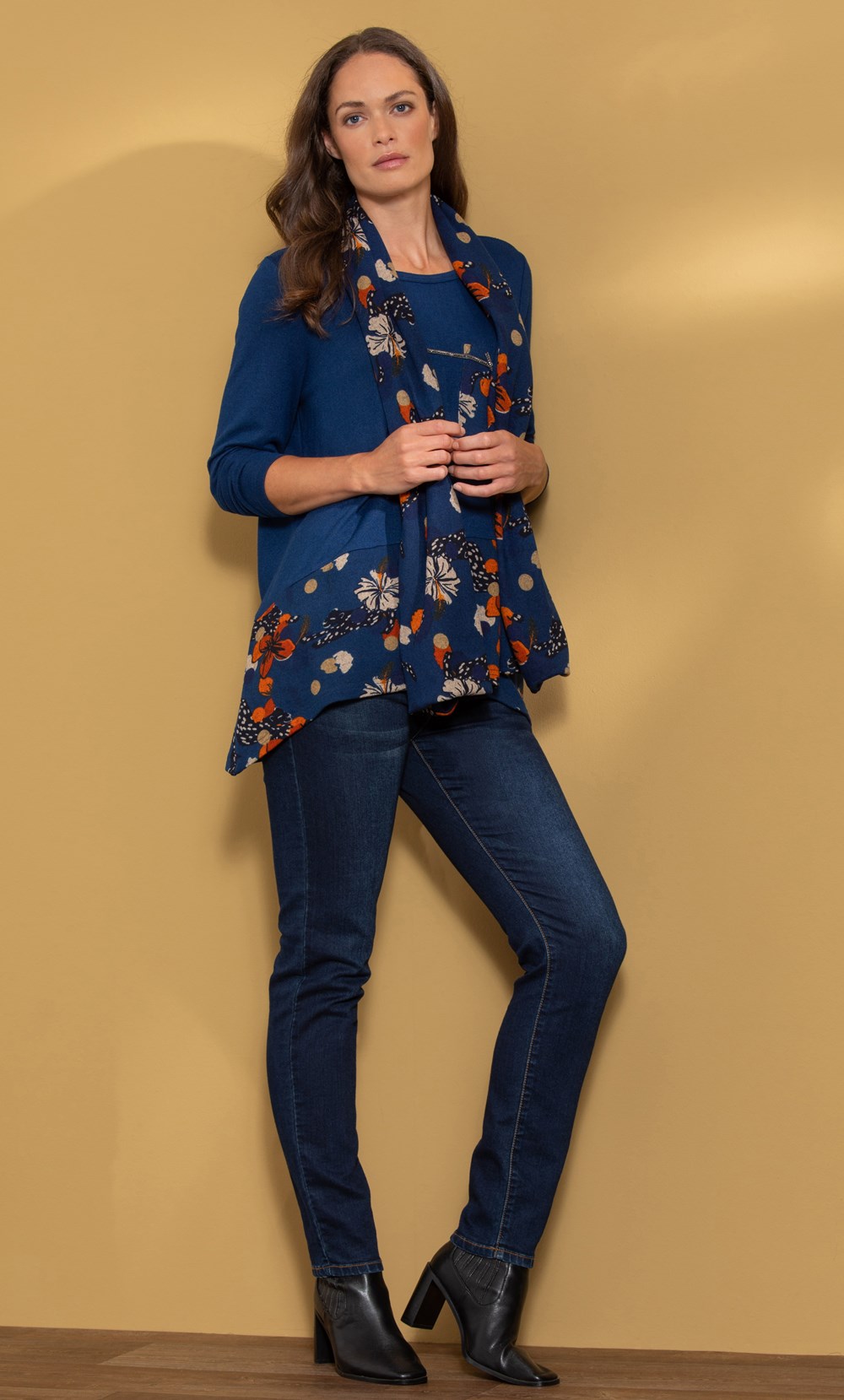 Printed Dip Hem Knitted Tunic Top With Scarf