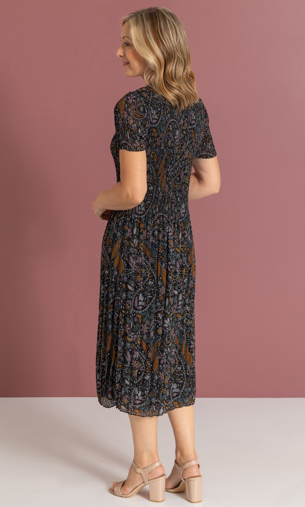 Anna Rose Pleated Paisley Print Midi Dress in Black | Klass
